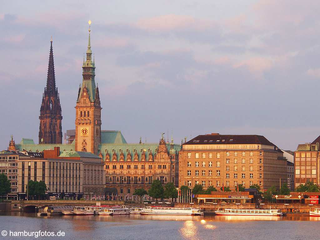 skyline011 Skyline von Hamburg: Hamburger Rathaus im Sonnenaufgang.