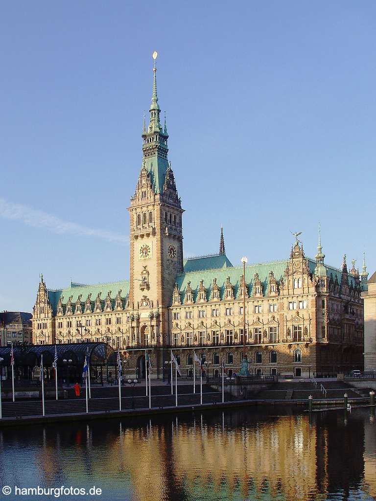 skyline012 Hamburger Rathaus mit Spiegelbild in der kleinen Alster.