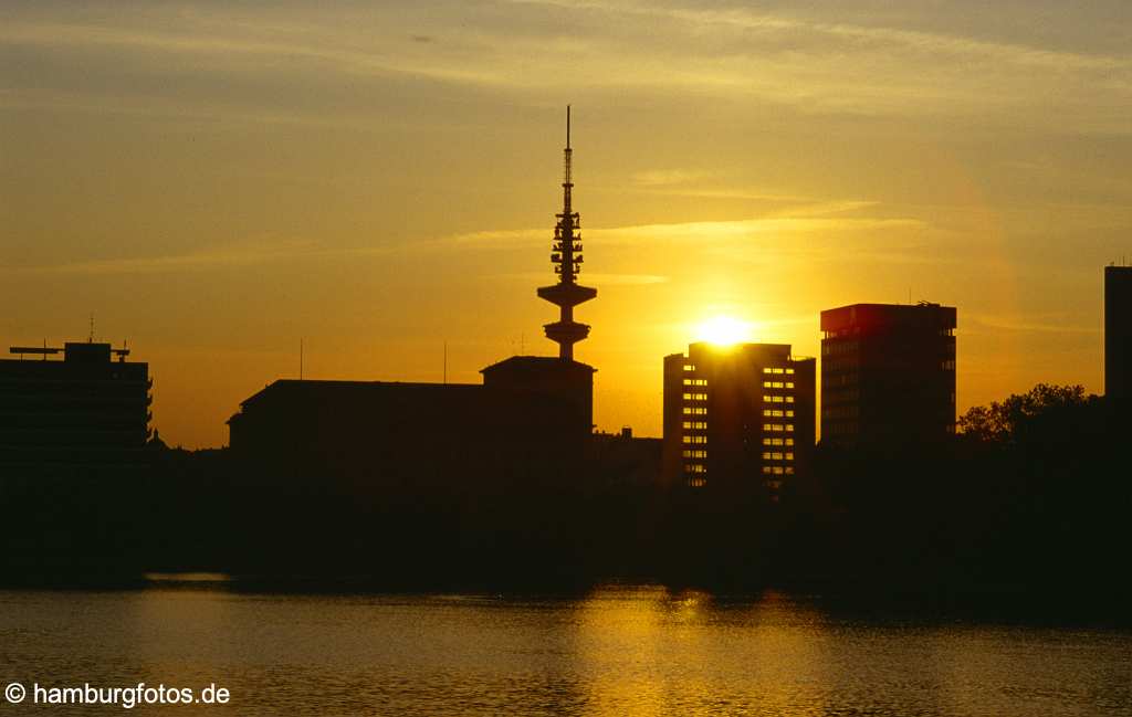 skyline017 Skyline von Hamburg: Blick ueber die Binnenalster auf den neuen Jungfernstieg im Sonnenuntergang.