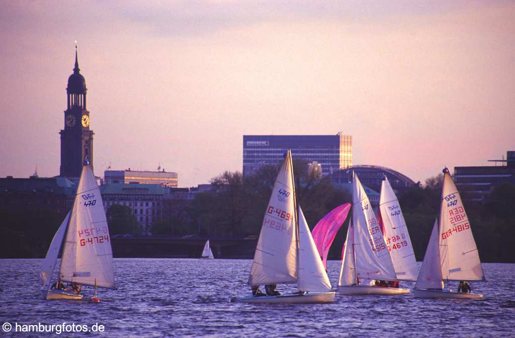 skyline021 Skyline von Hamburg: Segelschule auf der Aussenalster im Abendrot.