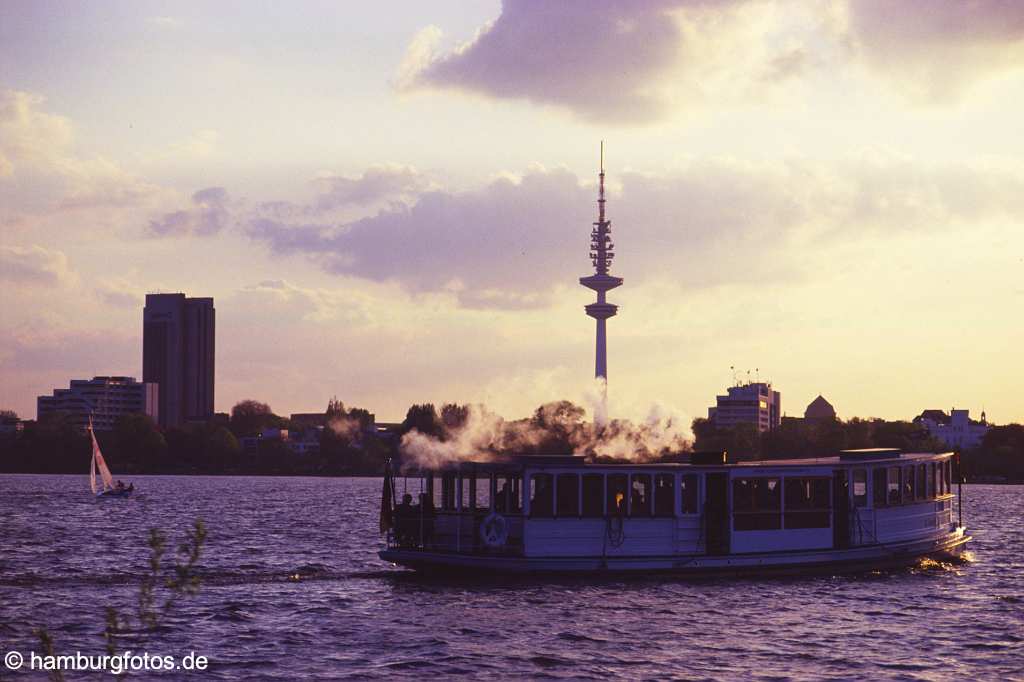 skyline023 Skyline von Hamburg mit dem Alsterschiff St. Georg.