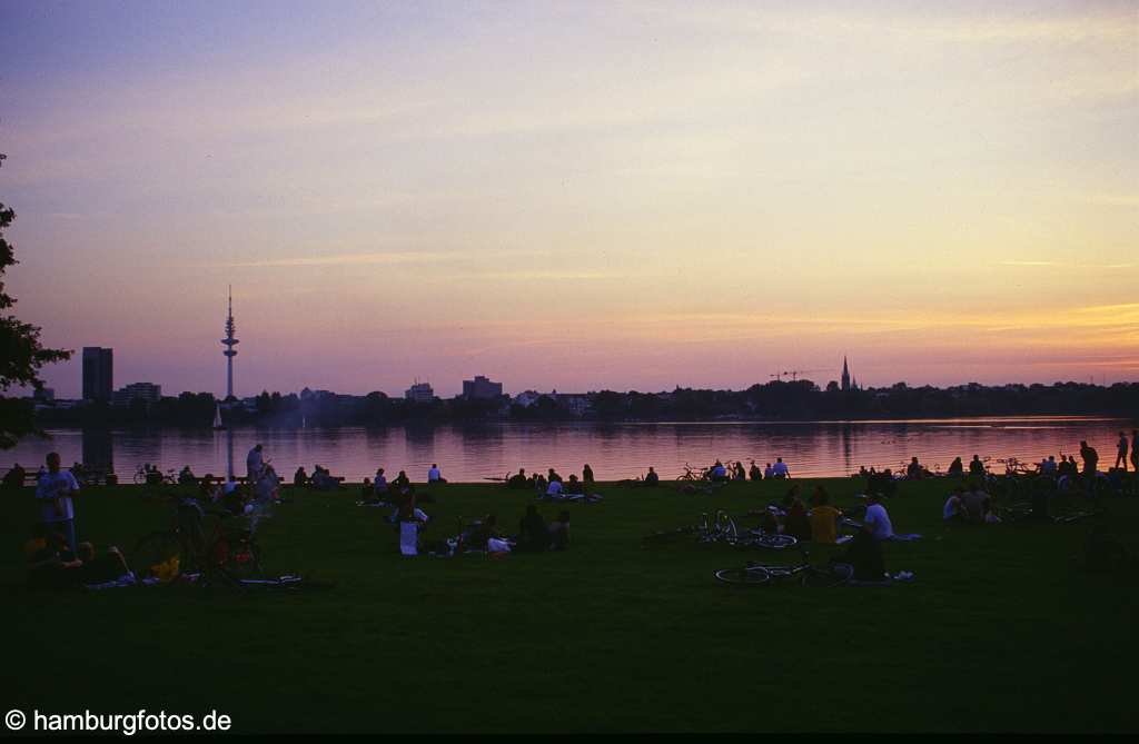 skyline024 Skyline von Hamburg: Blick ueber die Alster