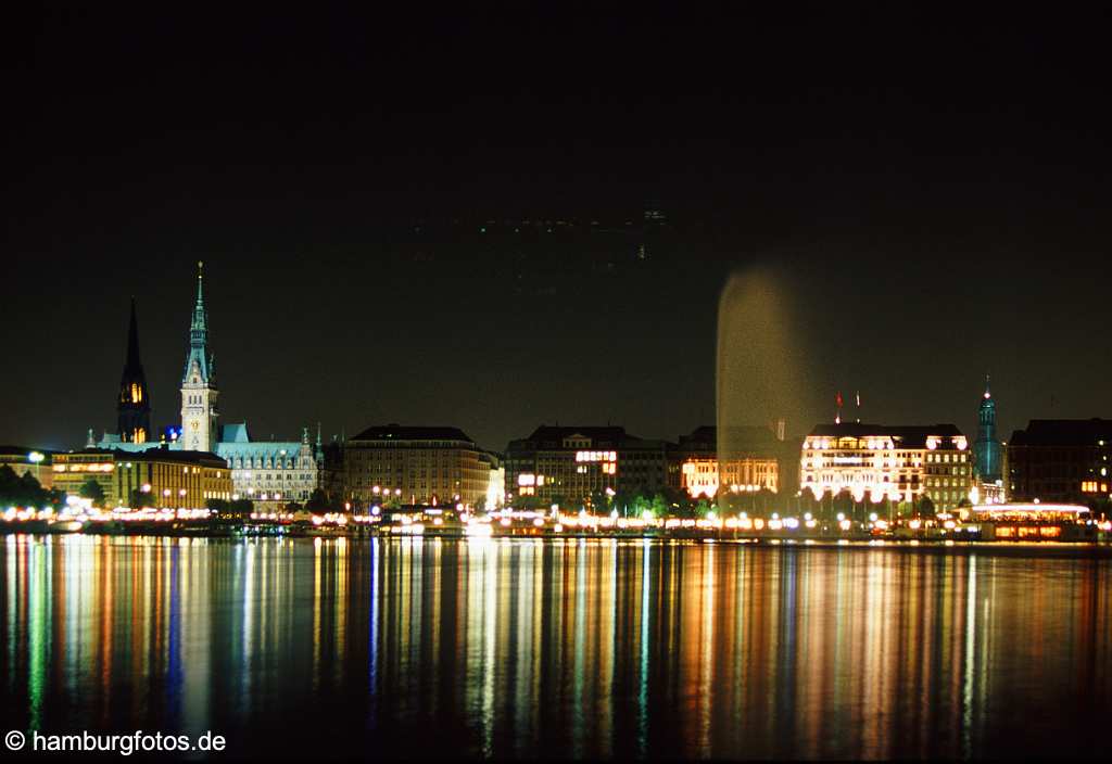 skyline030 Skyline von Hamburg bei Nacht, Blick ueber die Binnenalster auf die Innenstadt.