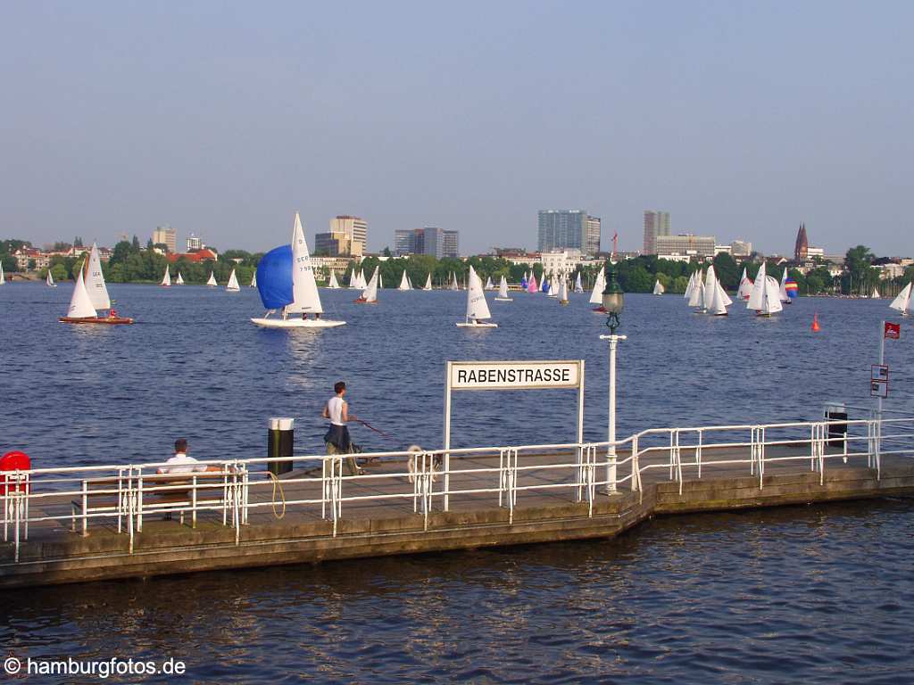 skyline035 Skyline von Hamburg, Aussenalster mit Bootsanleger.