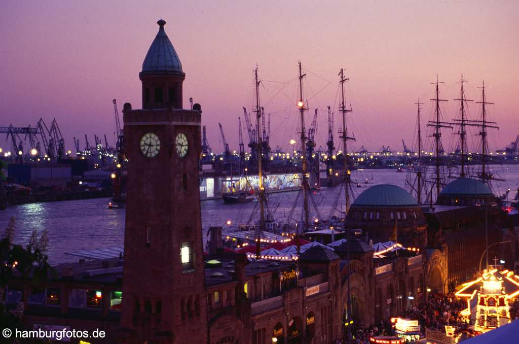 skyline049 Skyline von Hamburg: der Hamburger Hafen mit Landungsbruecken und Docks im Abendrot.