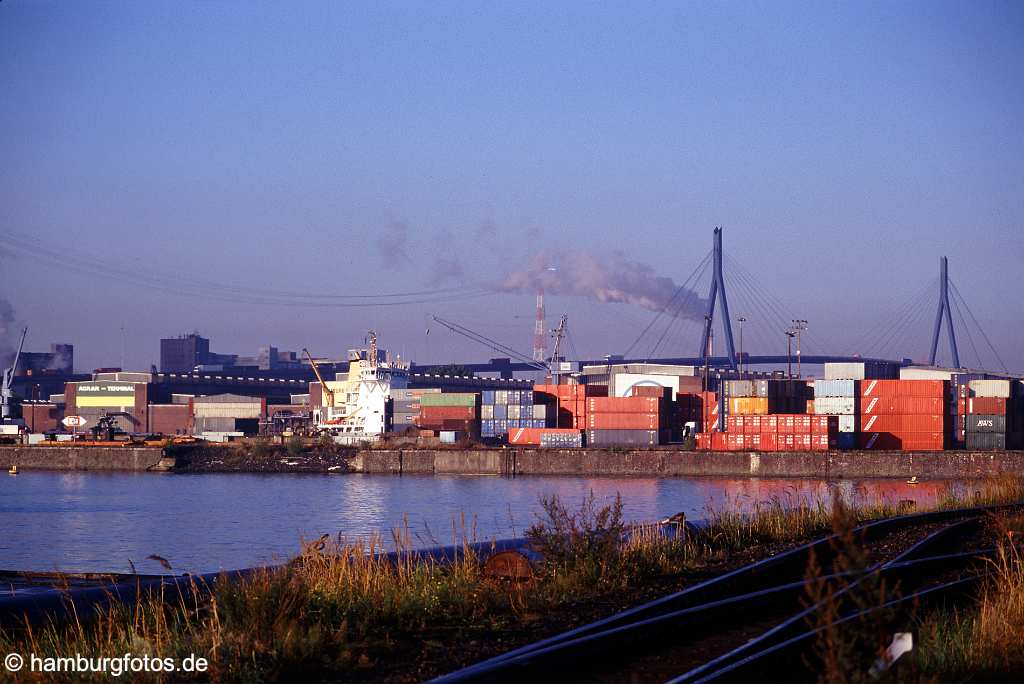 skyline056 Skyline von Hamburg: mit Containern und Koehlbrandbruecke.