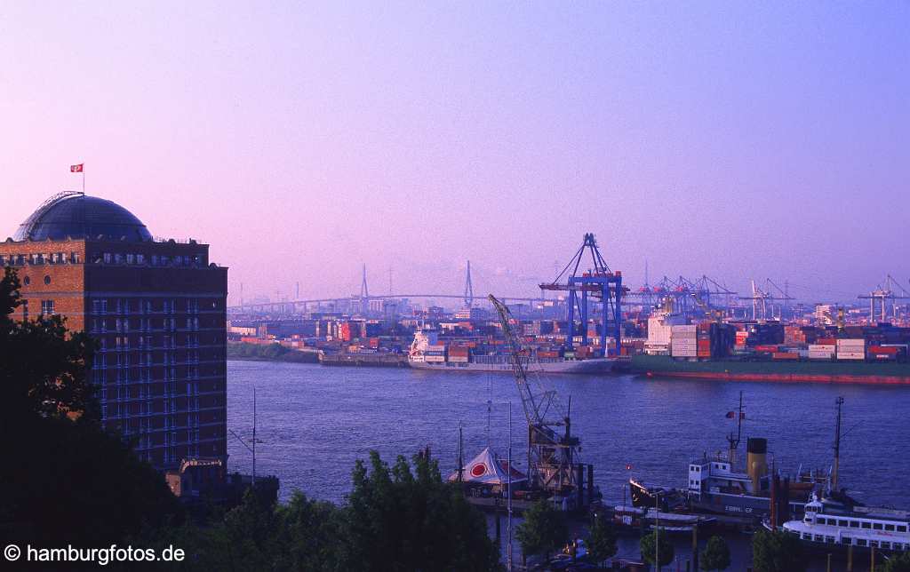 skyline058 Skyline von Hamburg: der Hamburger Hafen, Blick auf Containerterminal Burchardkai