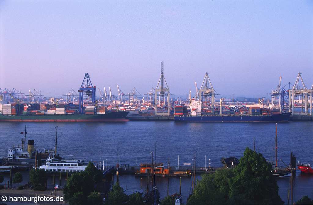 skyline058 Skyline von Hamburg: der Hamburger Hafen, Blick auf Containerterminal Burchardkai.