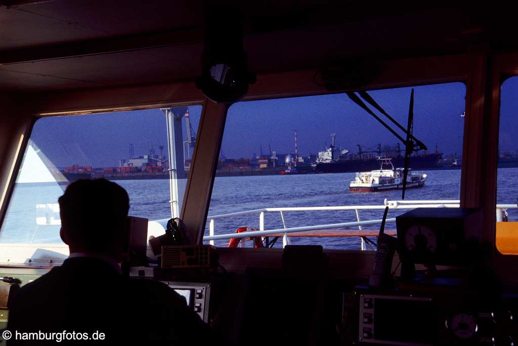 skyline061 Skyline von Hamburg: die Elbe voraus.