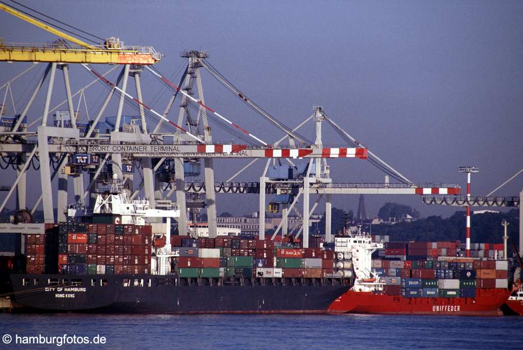 skyline062 Skyline von Hamburg: der Hamburger Hafen, Containerterminal mit Containerschiffen.