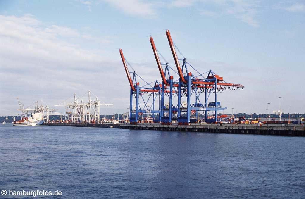 skyline062 Skyline von Hamburg: der Hamburger Hafen, Containerterminal mit Containerschiffen.