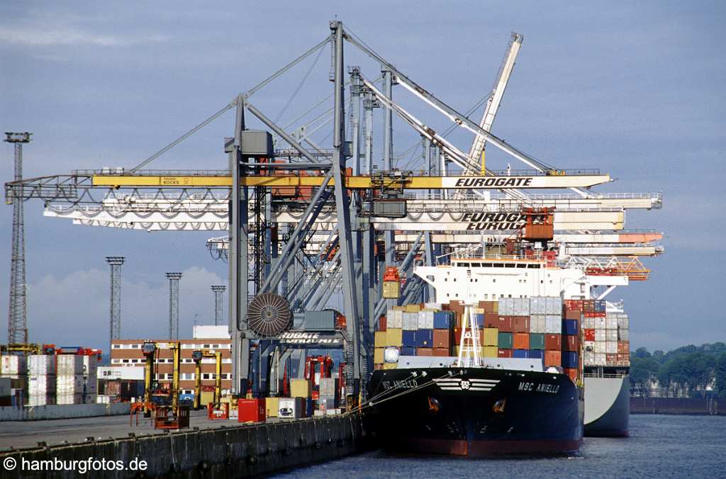 skyline062 Skyline von Hamburg: der Hamburger Hafen, Containerterminal mit Containerschiffen.