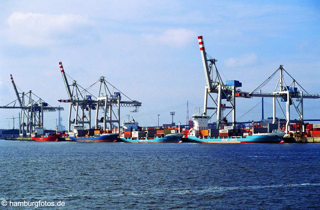 skyline065 Skyline von Hamburg: der Hamburger Hafen, Containerterminal mit Containerschiffen.