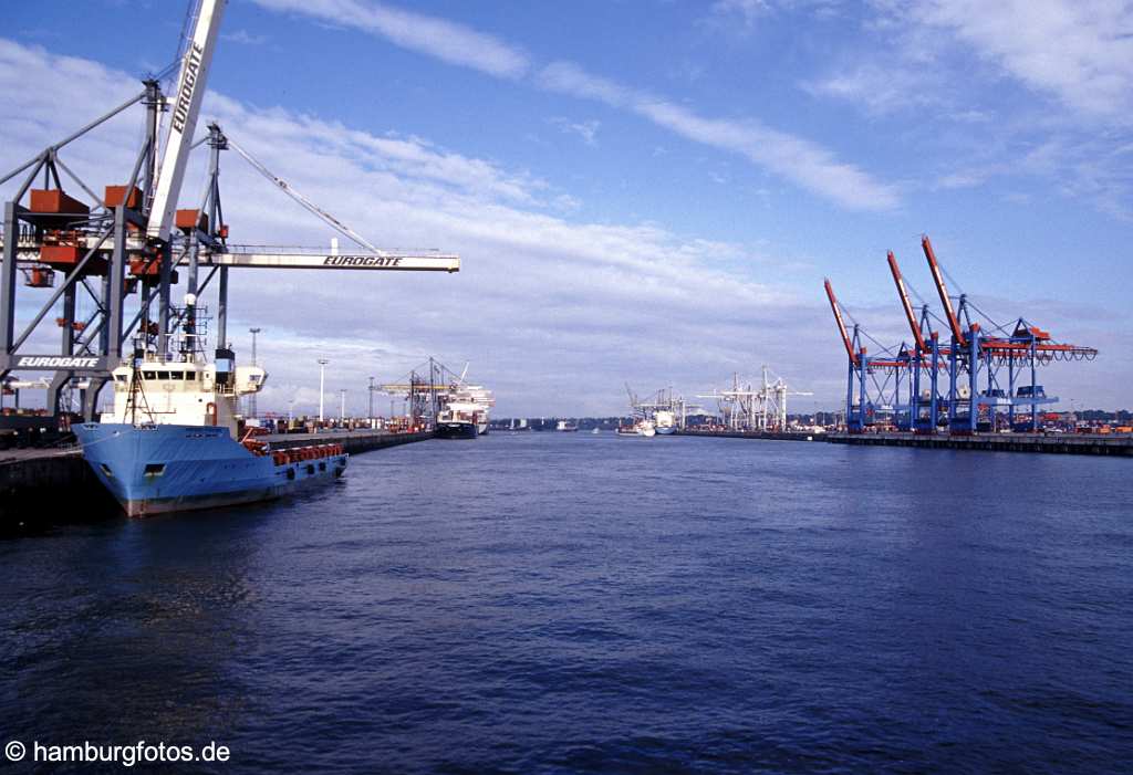 skyline065 Skyline von Hamburg: der Hamburger Hafen, Containerterminal mit Containerschiffen.