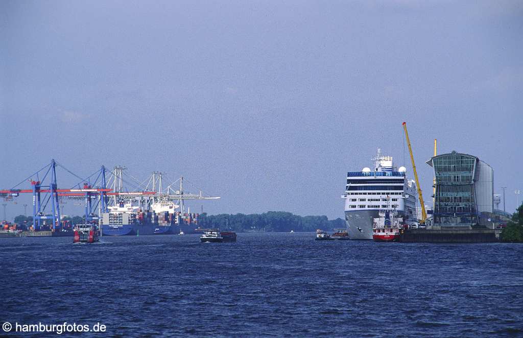 skyline069 Skyline von Hamburg: die Elbe mit Kreusfahrtterminal.