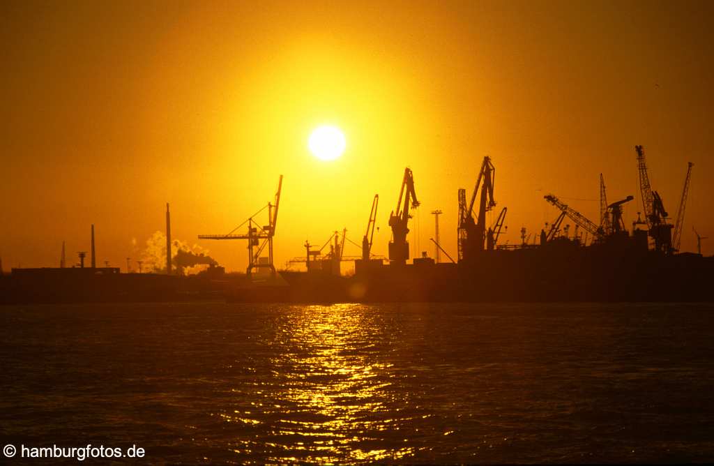 skyline073 Skyline von Hamburg: der Hamburger Hafen mit Kraenen im Sonnenaufgang.