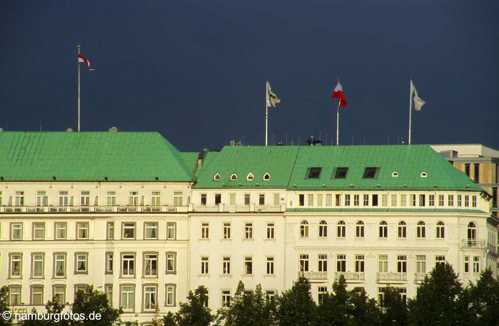 id102195 Hamburg - Hotel Vier Jahreszeiten | Kupferdächer, Kupfer, Cu, Dach, Dächer, Statuen, Statue, grün, Grünfläche, Grünflächen, Himmel, Sky, Metall, Oxydation, oxydieren, Grünspan, Element, Schwermetall | copper, green, roof, verdigris