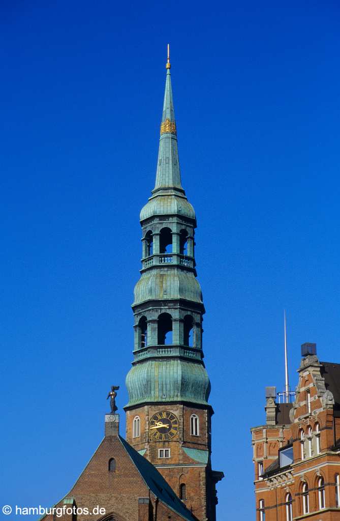 id102245 Hamburg - Turm St. Katharinen | Kupferdächer, Kupfer, Cu, Dach, Dächer, Statuen, Statue, grün, Grünflüche, Grünflächen, Himmel, Sky, Metall, Oxydation, oxydieren, Grünspan, Element, Schwermetall | copper, green, roof, verdigris