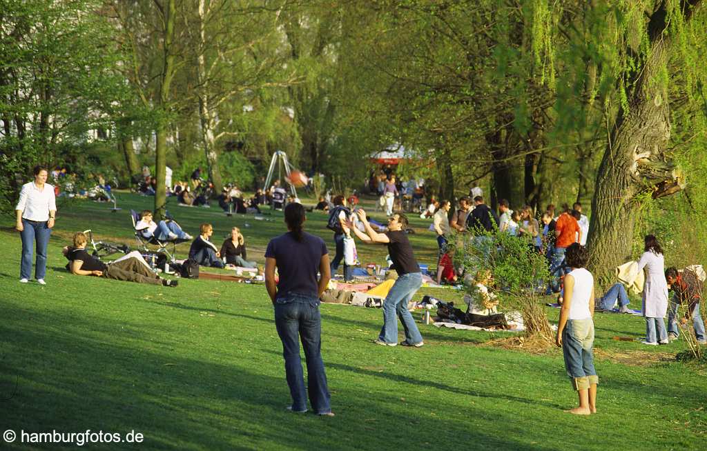 id102587 Hamburg - Frühling, Alsterperle, Menschen auf Liegewiese