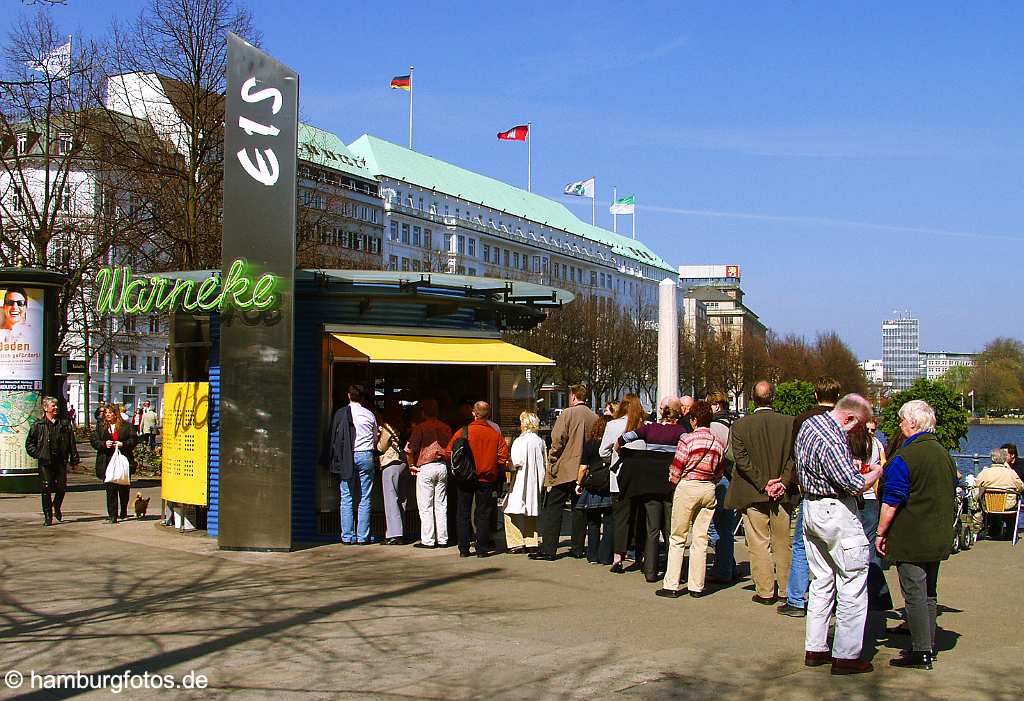 id102630 Hamburg - Frühling, Menschenschlange am Eisstand