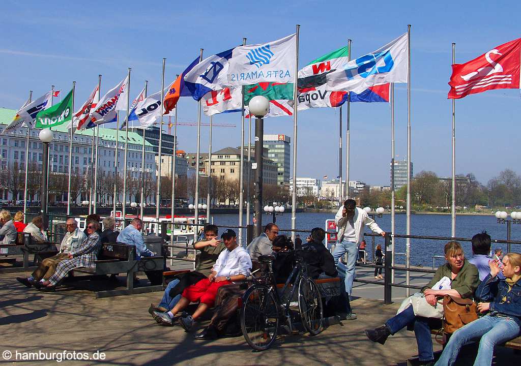 id102631 Hamburg - Frühling, Menschen, erste Sonnenstrahlen in der Mittagspause, Fahnen