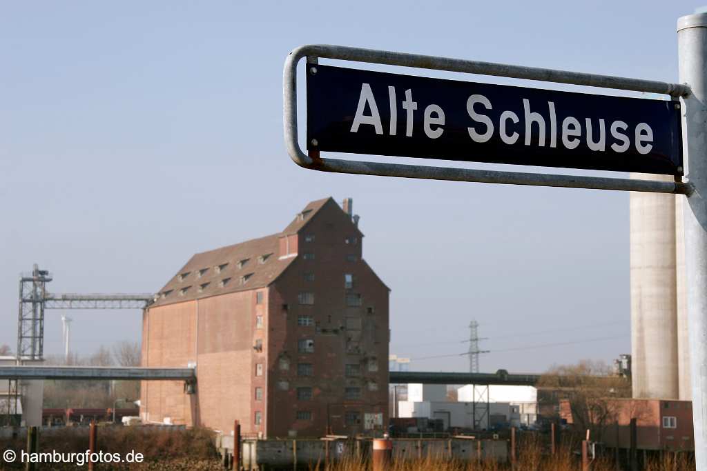 fsy_2755 HAMBURG - DIE WACHSENDE STADT | Wilhelmsburg - Elbinsel | Sprung über die Elbe | Der Reiherstieg aus südlicher Sicht | Strassenschild - Alte Schleuse