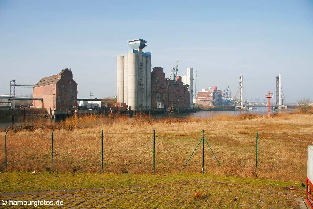 fsy_2757 HAMBURG - DIE WACHSENDE STADT | Wilhelmsburg - Elbinsel, Gartenstadt | Sprung über die Elbe | Der Reiherstieg aus südlicher Sicht | Der Rethe-Speicher mit Reiherstieg