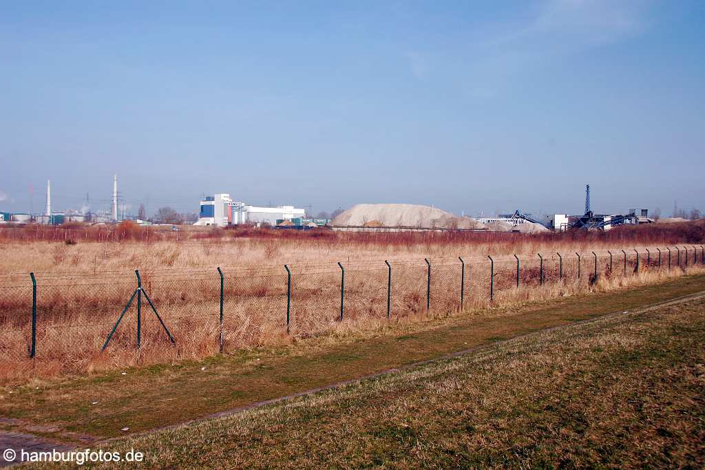 fsy_2761 HAMBURG - DIE WACHSENDE STADT | Wilhelmsburg - Elbinsel, Gartenstadt | Sprung über die Elbe | Der Reiherstieg aus südlicher Sicht | unbebaute Fläche mit Blick auf Hamburg