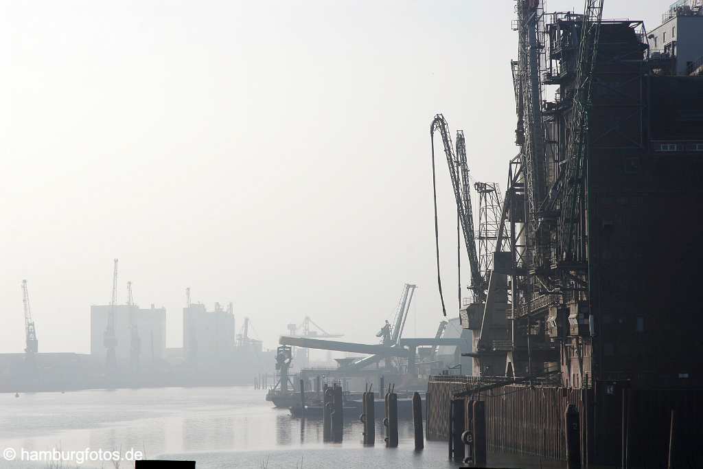 fsy_2763 HAMBURG - DIE WACHSENDE STADT | Wilhelmsburg - Elbinsel, Gartenstadt | Sprung über die Elbe | Der Reiherstieg aus südlicher Sicht | Getreidelager, Reiherstieg