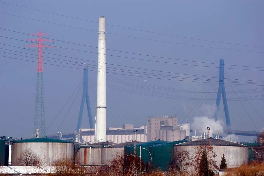 fsy_2770 HAMBURG - DIE WACHSENDE STADT | Wilhelmsburg - Elbinsel, Gartenstadt | Sprung über die Elbe | Der Reiherstieg aus südlicher Sicht | Tanks mit Köhlbrandbrücke