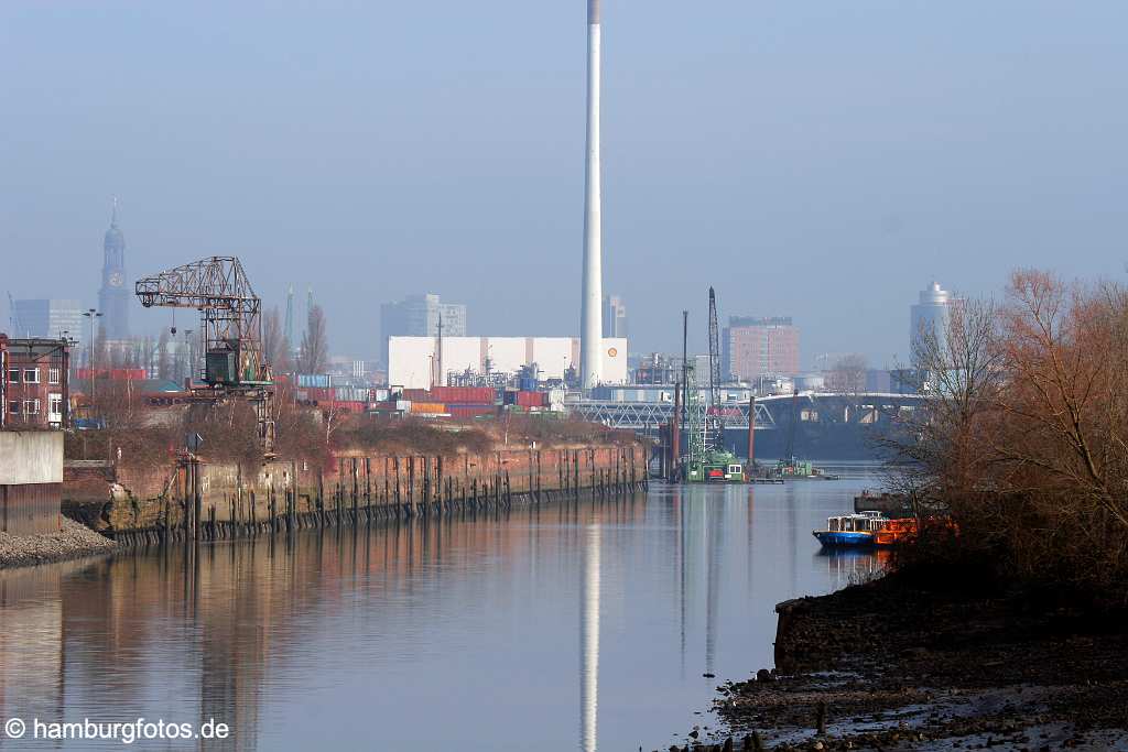 fsy_2771 HAMBURG - DIE WACHSENDE STADT | Wilhelmsburg - Elbinsel, Gartenstadt | Sprung über die Elbe | Der Reiherstieg aus südlicher Sicht | Der Reiherstieg mit Blick auf Hamburg, Innenstadt, St. Michaelis, Unilever, Shell, SAS, HTC