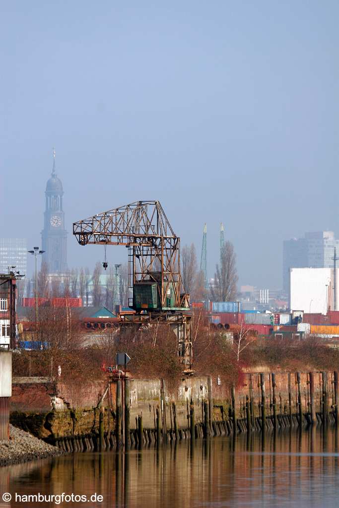 fsy_2772 HAMBURG - DIE WACHSENDE STADT | Wilhelmsburg - Elbinsel, Gartenstadt | Sprung über die Elbe | Der Reiherstieg aus südlicher Sicht | Der Reiherstieg mit Blick auf Hamburg, Innenstadt, St. Michaelis, Kran, Unilever