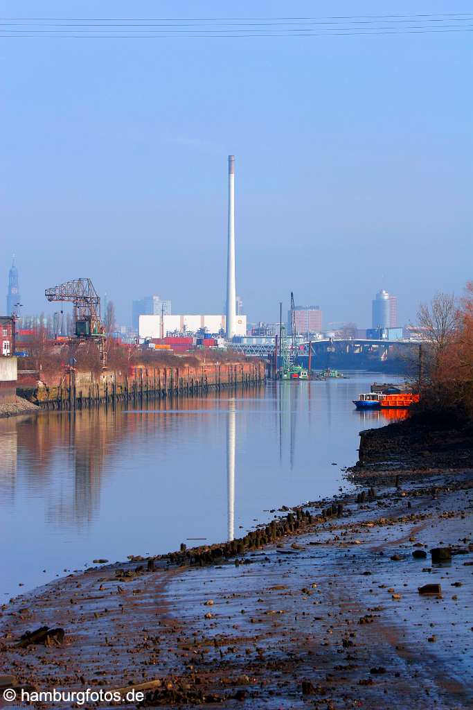 fsy_2773 HAMBURG - DIE WACHSENDE STADT | Wilhelmsburg - Elbinsel, Gartenstadt | Sprung über die Elbe | Der Reiherstieg aus südlicher Sicht | Der Reiherstieg mit Blick auf Hamburg, Innenstadt, St. Michaelis, Unilever, Shell, SAS, HTC