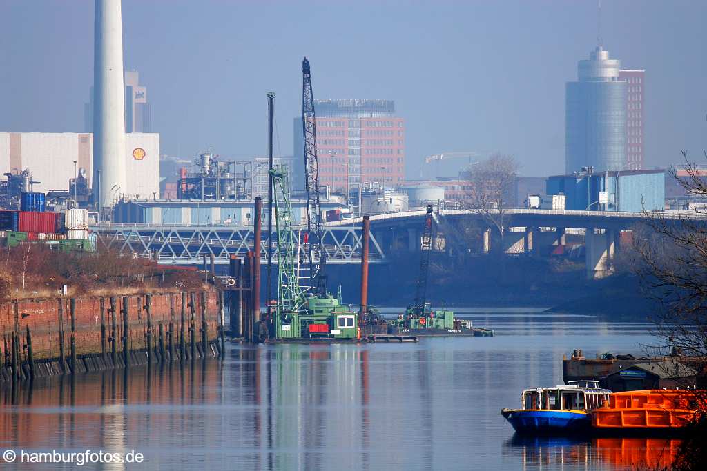 fsy_2774 HAMBURG - DIE WACHSENDE STADT | Wilhelmsburg - Elbinsel, Gartenstadt | Sprung über die Elbe | Der Reiherstieg aus südlicher Sicht | Der Reiherstieg mit Blick auf Hamburg, Innenstadt, Shell, SAS, Hanseatic Trade Center