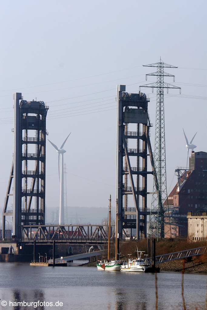 fsy_2776 HAMBURG - DIE WACHSENDE STADT | Wilhelmsburg - Elbinsel, Gartenstadt | Sprung über die Elbe | Der Reiherstieg aus südlicher Sicht | Rethebrücke, Hubbrücke, Windkraftanlagen, Hochspannungsmast