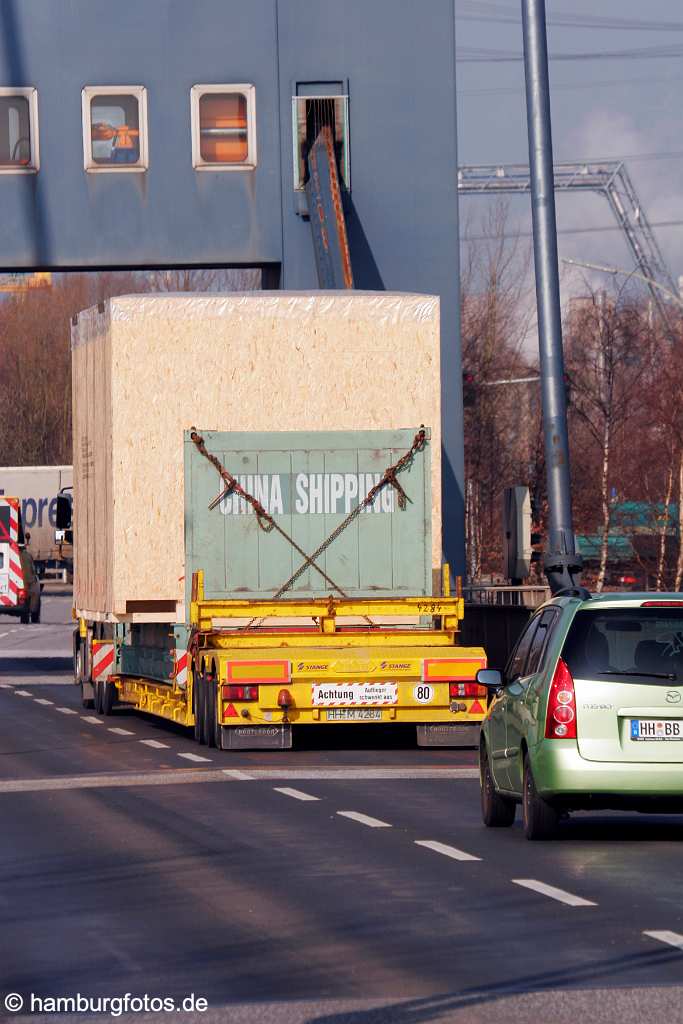 fsy_2778 HAMBURG - DIE WACHSENDE STADT | Wilhelmsburg - Elbinsel, Gartenstadt | Sprung über die Elbe | Der Reiherstieg aus südlicher Sicht | Reiherstieg-Klappbrücke mit Lkw, Stückgut, China Shipping