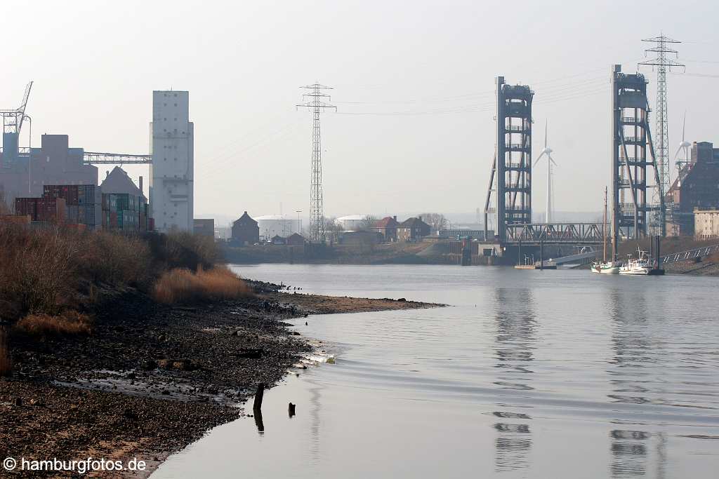 fsy_2782 HAMBURG - DIE WACHSENDE STADT | Wilhelmsburg - Elbinsel, Gartenstadt | Sprung über die Elbe | Der Reiherstieg aus südlicher Sicht | Reiherstieg in südliche Richtung, Rethebrücke, Rethespeicher, Ufer