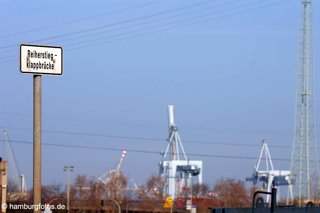 fsy_2785 HAMBURG - DIE WACHSENDE STADT | Wilhelmsburg - Elbinsel, Gartenstadt | Sprung über die Elbe | Der Reiherstieg aus südlicher Sicht | Schild Reiherstiegklappbrücke