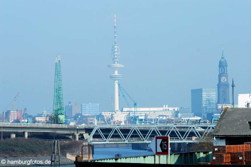 fsy_2791 HAMBURG - DIE WACHSENDE STADT | Wilhelmsburg - Elbinsel, Gartenstadt | Sprung über die Elbe | Der Reiherstieg aus südlicher Sicht | Blick von Fährstieg auf Hamburg, Fernsehturm (Telemichel), St. Michaelis