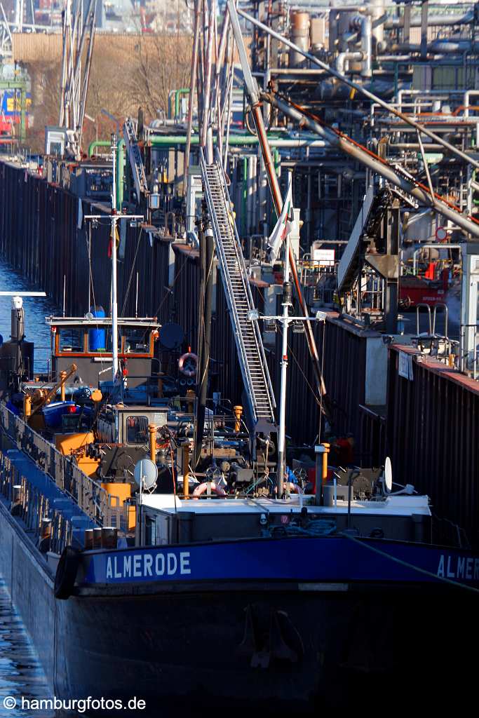 id102820 HAFEN HAMBURG | Stadteil - Hamburg-Steinwerder | Hamburger Hafen, Port of Hamburg | Reiherstieg, Shell AG, Raffinerie, betanken eines Binnenschiffes, Tankschiff