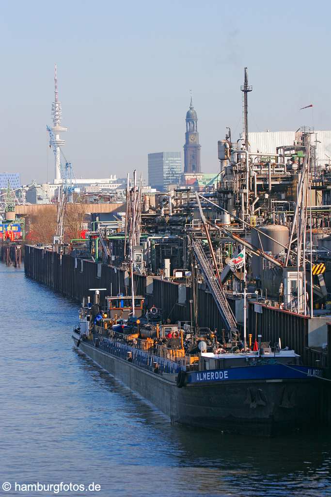 id102821 HAFEN HAMBURG | Stadteil - Hamburg-Steinwerder | Hamburger Hafen, Port of Hamburg | Reiherstieg, Shell AG, Raffinerie, betanken eines Binnenschiffes, Tankschiff, Fernsehturm, St. Michaelis