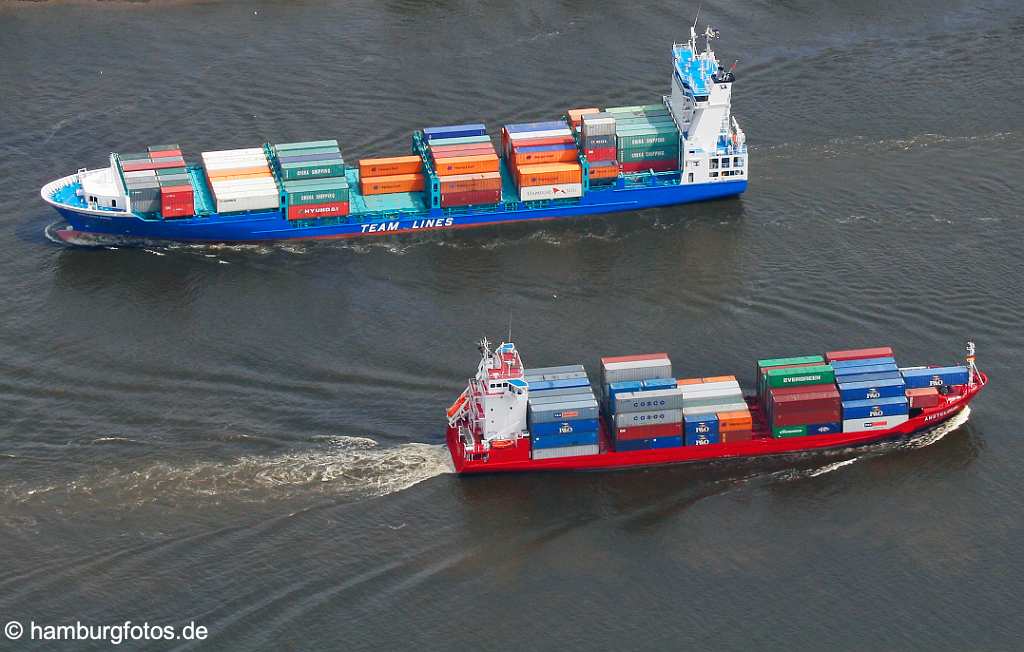 fsy_3089 Luftbild Hamburg | 2 Containerschiffe auf der Elbe - kommt - geht