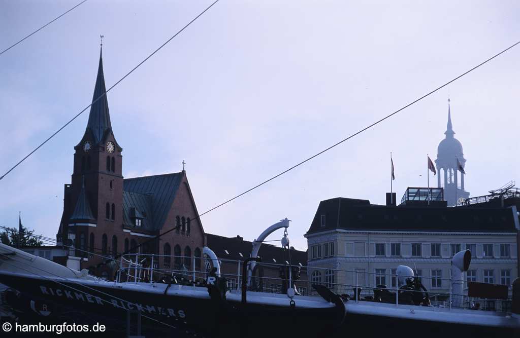 id104643 Hamburg | Thema: Der Hamburger Hafen, Szenen und Skylines von den Landungsbrücken bis Finkenwerder | Rickmer Rickmers, Gustav-Adolf-Kirche, St. Michaelis