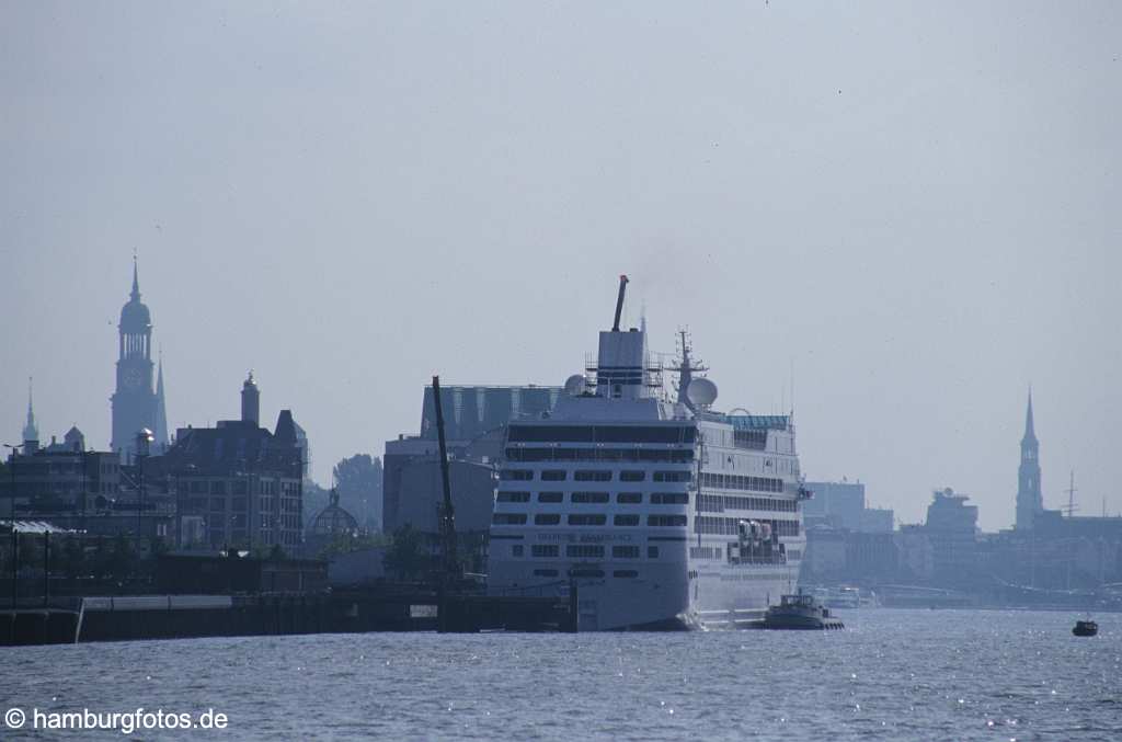 id104644 Hamburg | Thema: Der Hamburger Hafen, Szenen und Skylines von den Landungsbr�cken bis Finkenwerder | Skyline mit Kreuzfahrtschiff