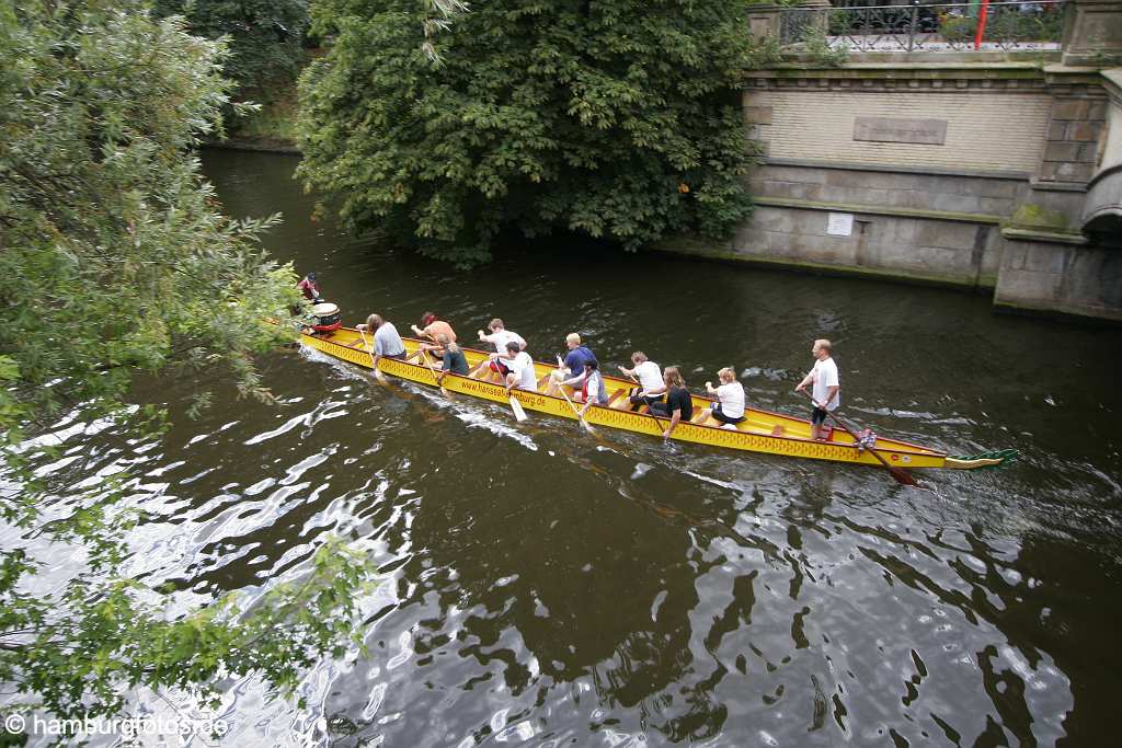 id105415 Hansestadt Hamburg | Fotografien rund um die Alster | Mundsburger Kanal, Drachenboot