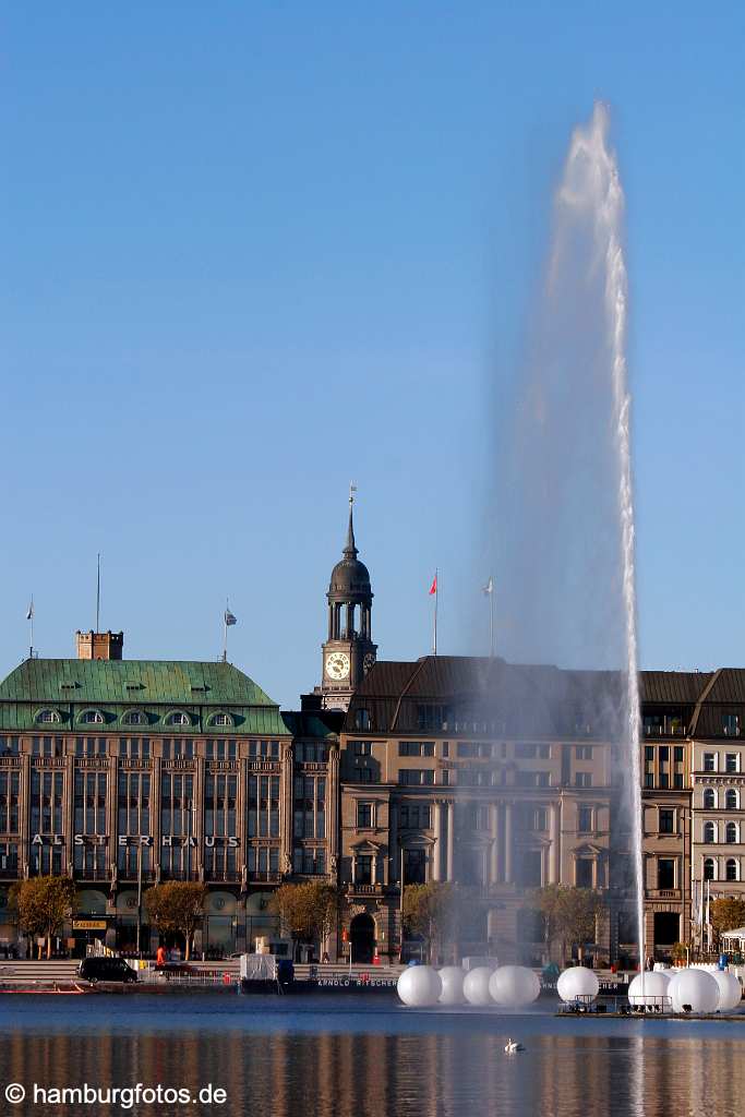 id105987 Hamburg | Binnenalster, schwimmende Kugeln der Lottozentrale