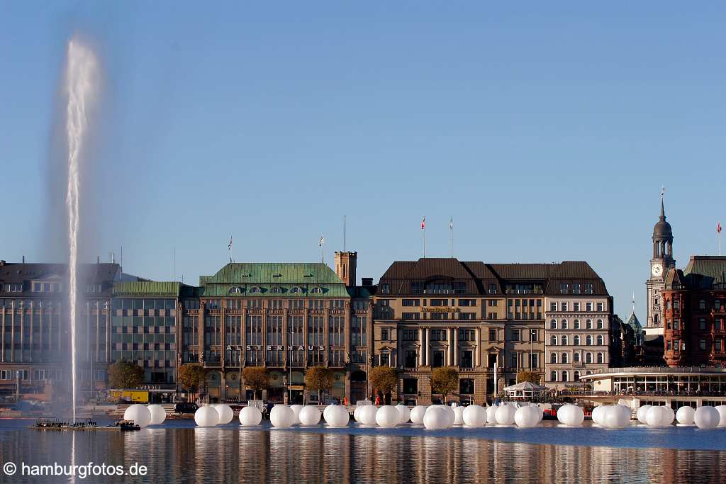 id105993 Hamburg | Binnenalster, schwimmende Kugeln der Lottozentrale