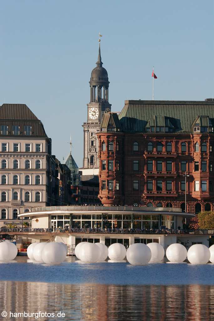 id105997 Hamburg | Binnenalster, schwimmende Kugeln der Lottozentrale