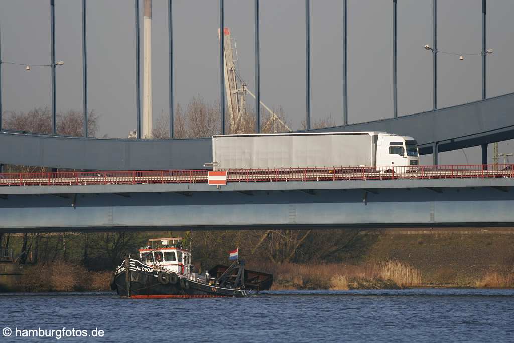 id106013 Hamburg | Neue Elbrücke mit Lkw