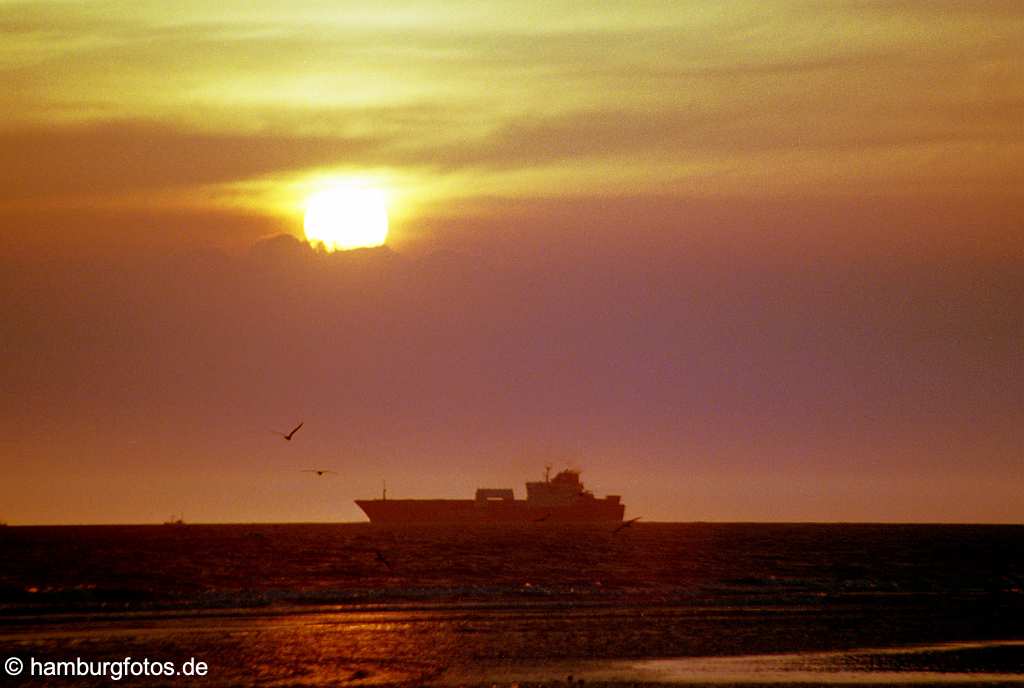 id10606 Nordsee Sonnenuntergang mit Vessel